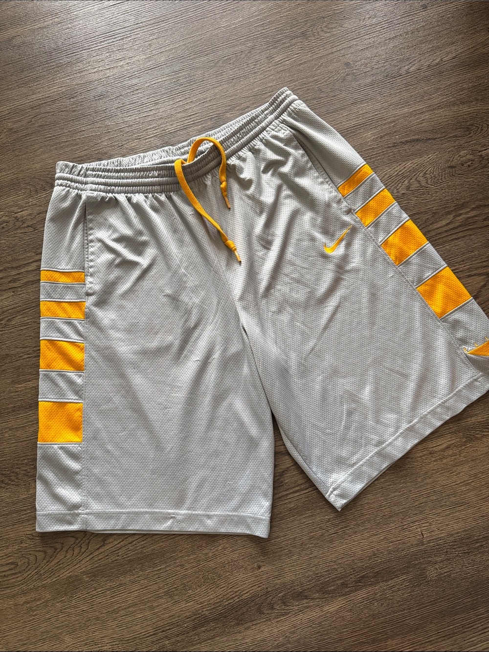 Nike Dri-FIT Men’s XL Gray Gold Basketball Athletic Mesh Shorts